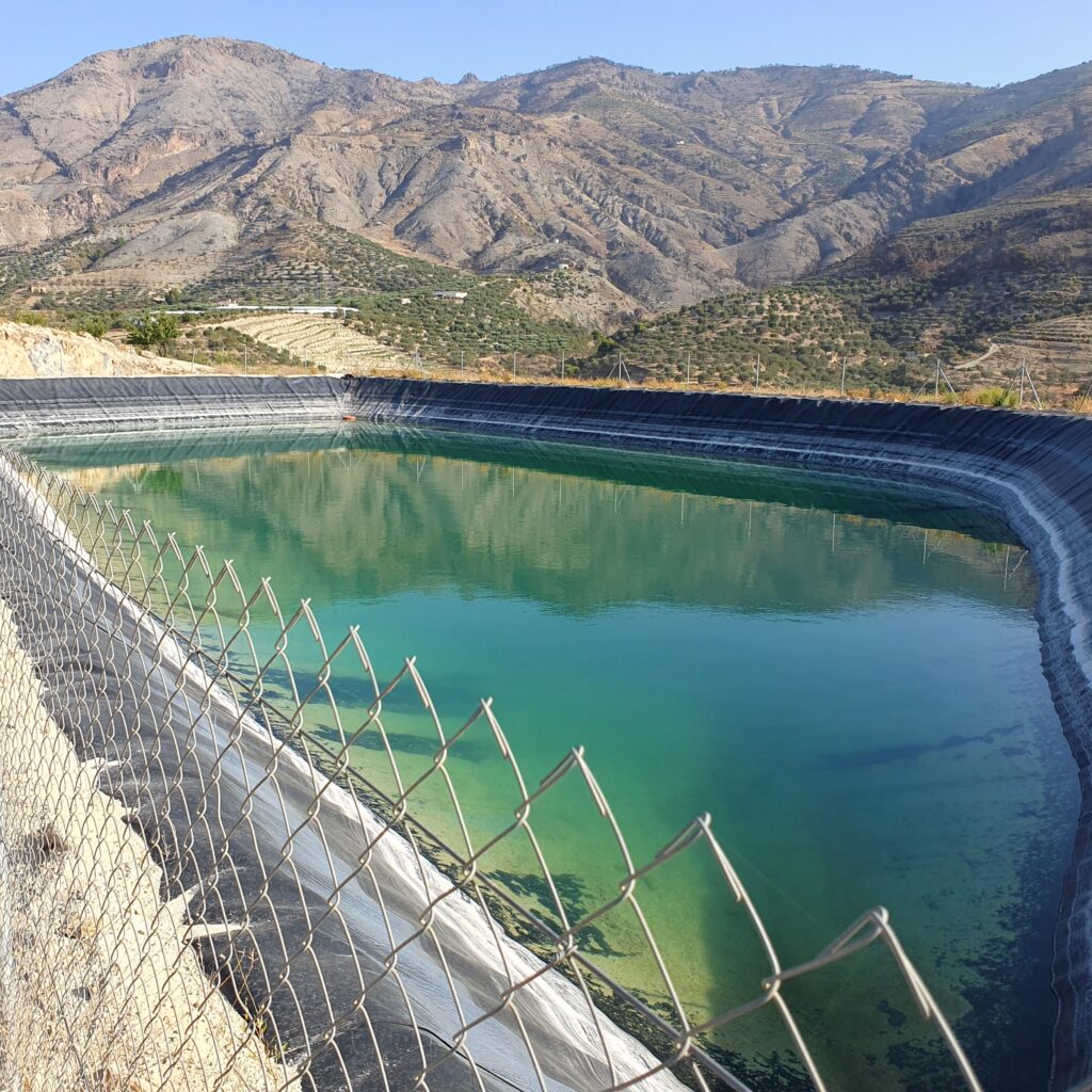 Balsa de riego para almacenamiento de agua en Andalucía